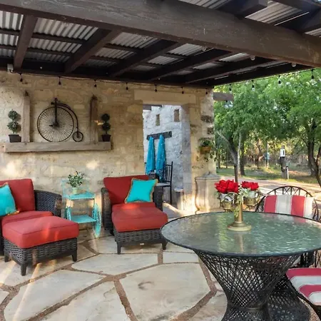 The Creek Bank Getaway Minutes To Main St Villa